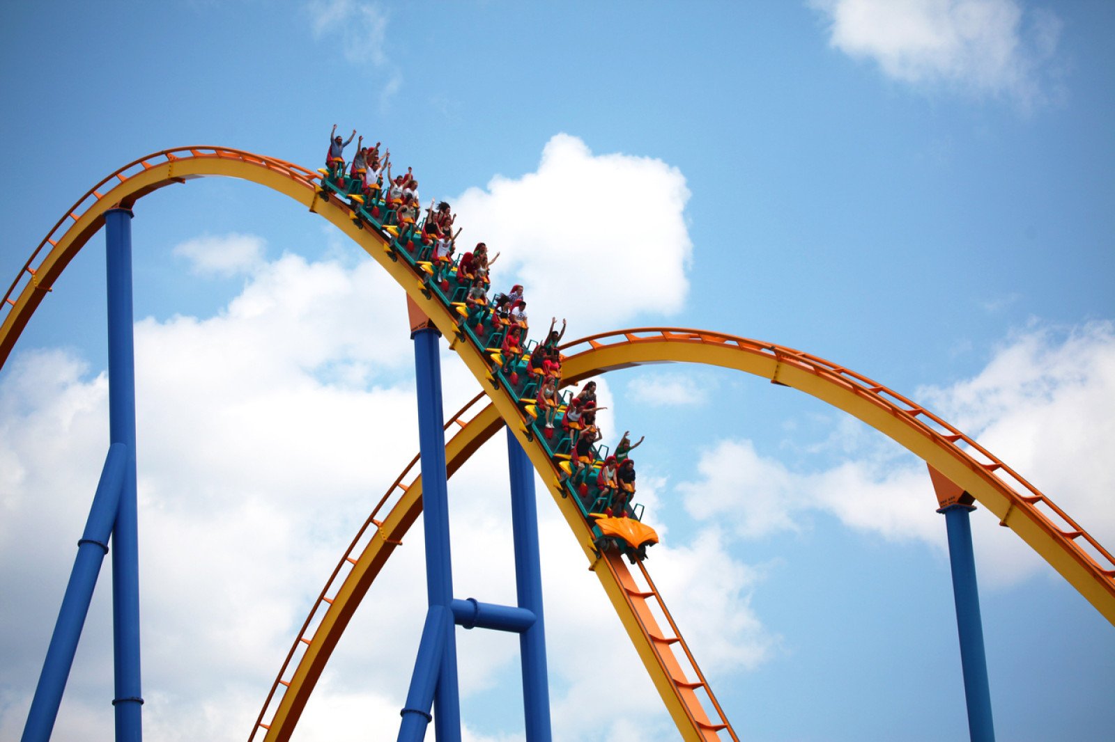 Горизонтальная горка. Roller Coaster аттракцион. Детская американская горка. Американские горки вблизи. Парк аттракционов в Канаде американская горка.